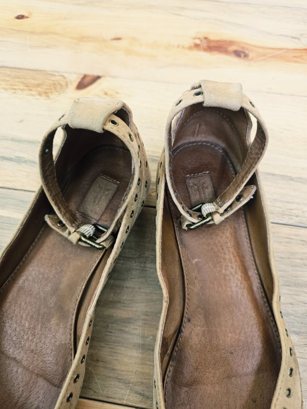 Frye Tan Leather Sienna Studded Pointed Flats Size 6 - Picture 5 of 7